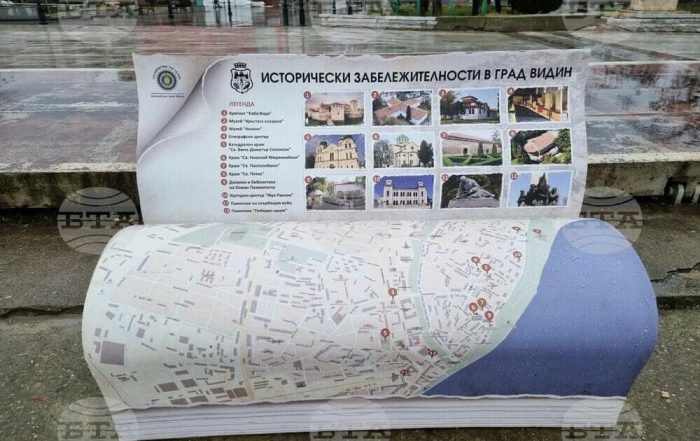 Иновативни пейки-книги информират туристите във Видин